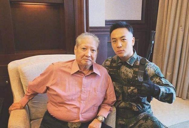 释小龙|“功夫小子”释小龙现状，在家里木桩练功，已悄悄转型动作导演