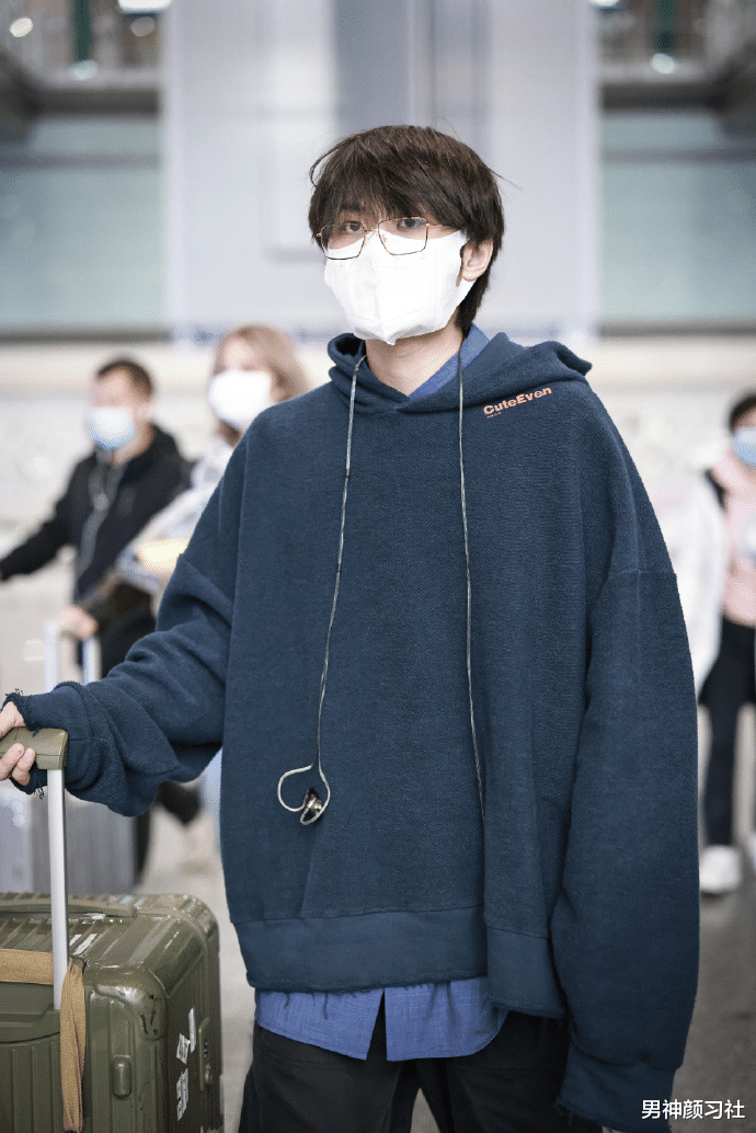 男神颜习社 丢掉毛衣和大衣，只有卫衣才能让90后的中年人“脱油”