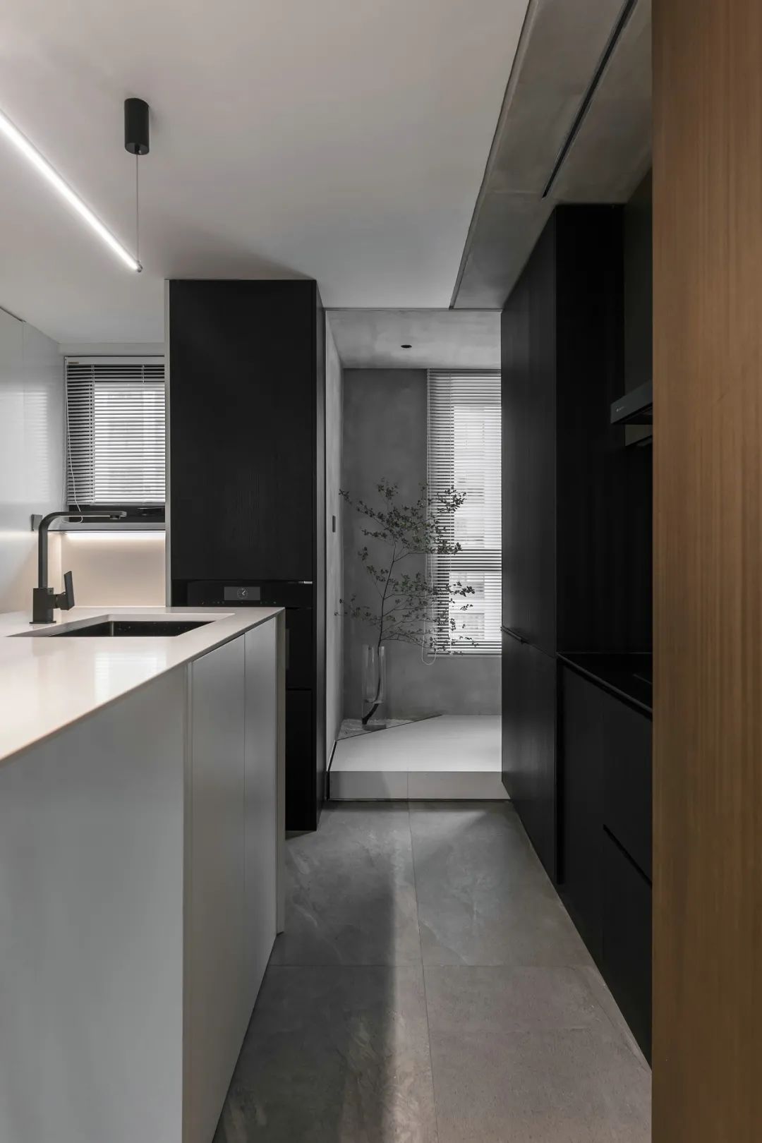 小花园+迂回动线，这个65m2黑白灰空间，越看越高级！