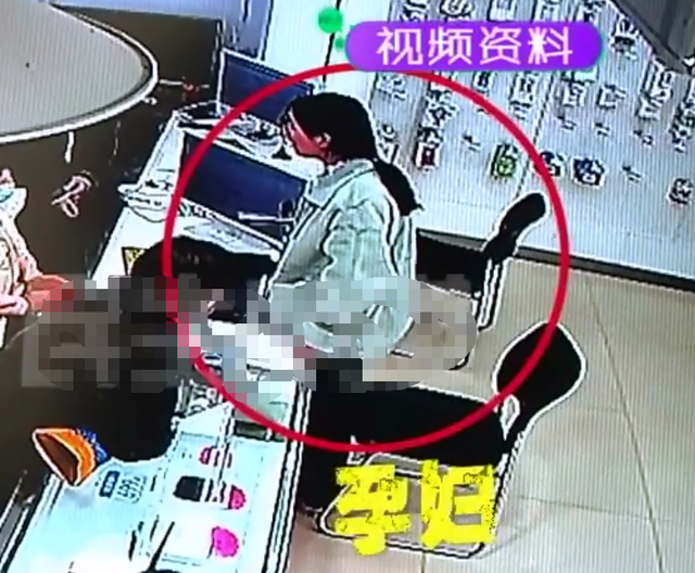 国内社会速递 孕妇营业厅遭三人围殴,两人跪在孕妇肚子上,对其实施殴打