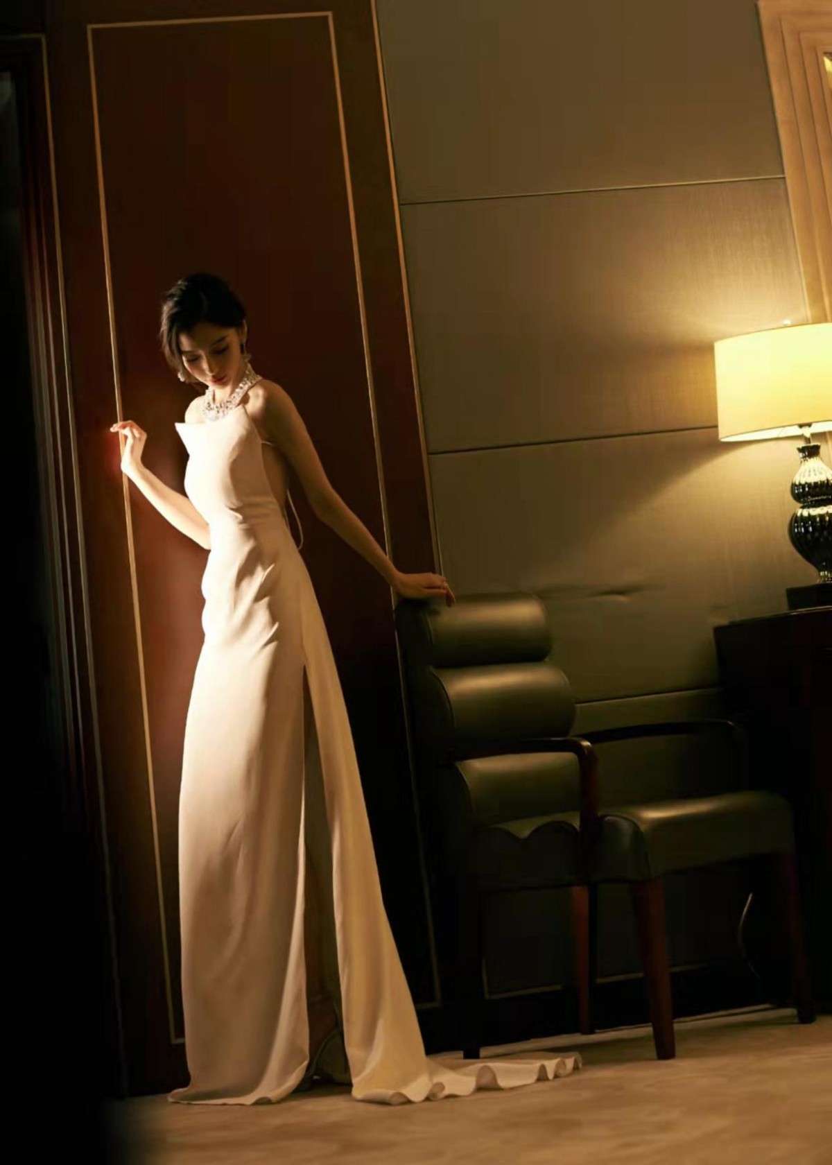 丑女无敌|Baby不愧是红毯定海神针！穿露背白裙美出新高度，颜值稳占85花榜首