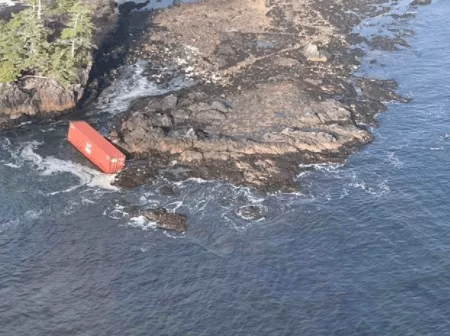 加拿大|完蛋! 加拿大109个集装箱落海 衣服鞋子家具全泡水! 华人老板哭晕！