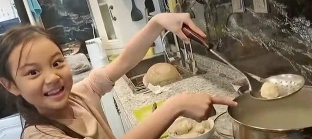 俞飞鸿|辣妈李小璐晒她拍照片，甜馨包饺子过冬至，粉丝感叹不已！