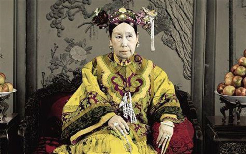 慈禧太后|霍元甲主动找慈禧的保镖比武，踢了两脚后，为何就不敢打了？