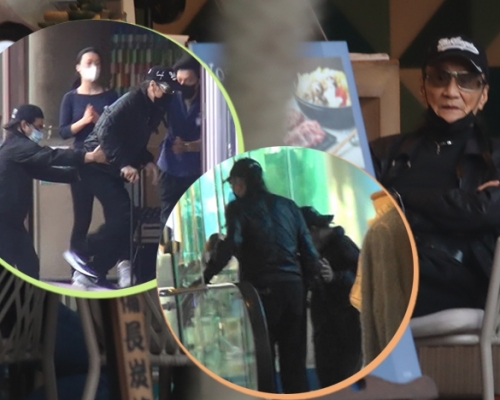 |85岁谢贤拄拐杖逛商场,体力不济由男助手搀扶,走路不稳险摔倒