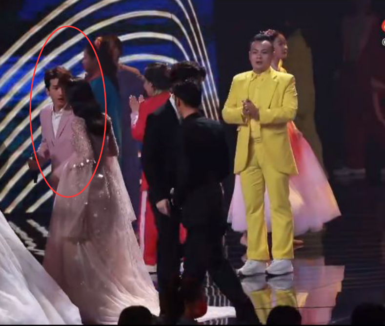 赵丽颖|《老九门2》官宣后，赵丽颖陈伟霆首度同框，二人同桌中间却隔一人