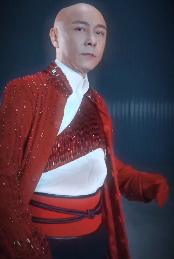 张卫健|张卫健夫妇用餐被偶遇，47岁张茜素颜略显老，结婚十余年恩爱有加