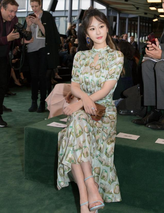 Lady变美日记|杨紫穿“小羊”印花裙格外时髦，“美出国界”，气质身材不输超模