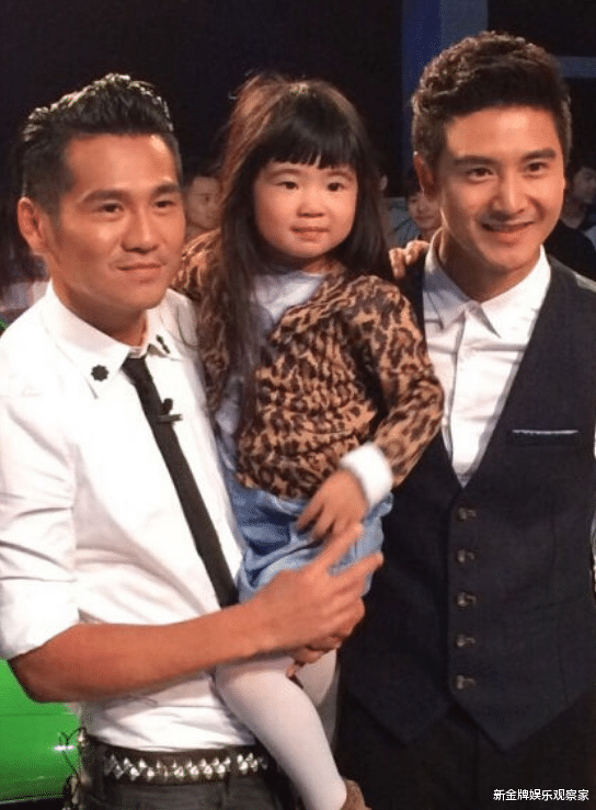 bilibili|曹格女儿11岁腿长惊人，身高直逼妈妈，网友：整容式长大？