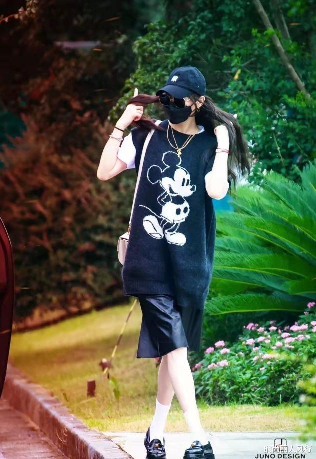 时尚丽人风行|唐嫣终于恢复自己的穿搭风格！一身黑变帅气，却不如她穿央视风美