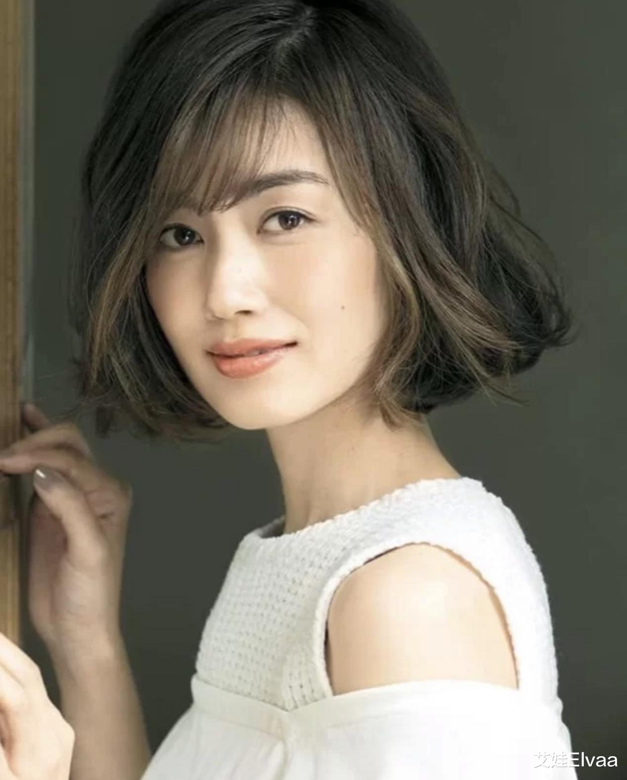 发型 50+女人冬天烫什么发型？这3种齐肩卷，照着烫就美