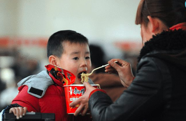 兜妈爱叨叨|“真没素质!”孩子火车上吃泡面遭抵制,宝爸怼乘客:又不是榴莲
