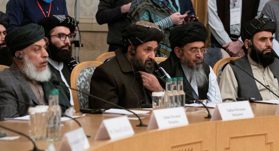 小朱聊育儿|塔利班承诺和平解决冲突，俄代表忍不住当场笑场，令白宫暴跳如雷