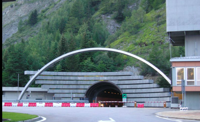 喜欢吃水果的君君 最绝望的死法：1000度高温53小时烘烤，39人在隧道里被“煮熟”