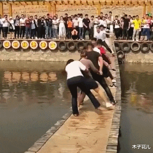 眼霜 姑娘，你这衣服是不是有点太小了，就连身后的保安大爷都感到尴尬了！哈哈哈
