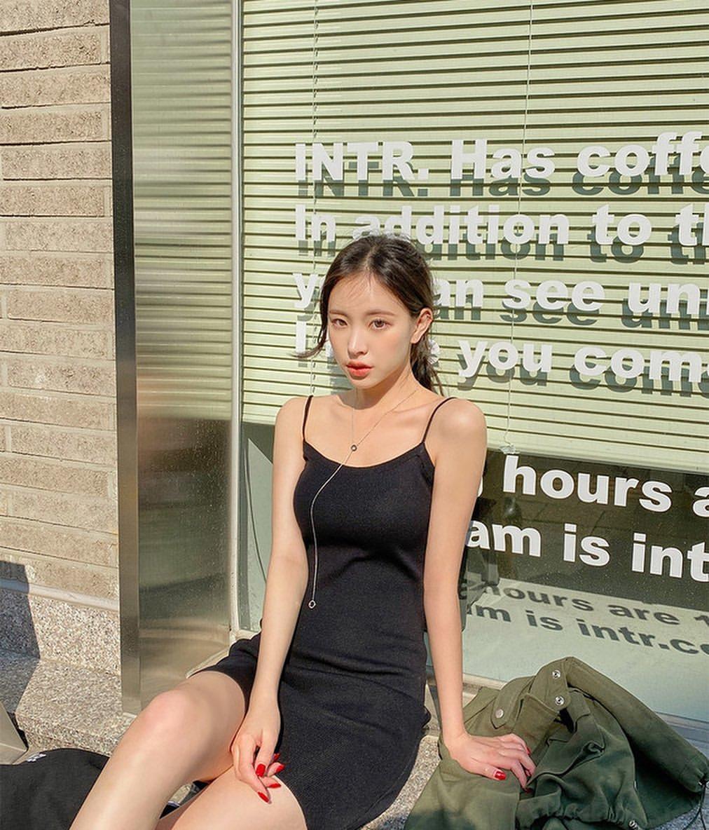 一个爱穿搭的小马甲|你真的会穿吊带裙吗？不妨多试试时髦穿法，气质感十足魅力无限