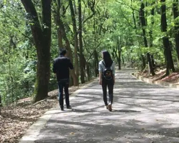凶手骗一名女子到河边,威胁后实施强奸