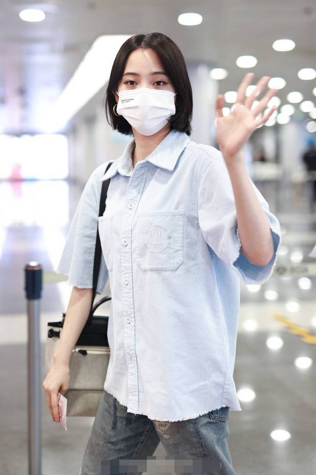 短发|欧阳娜娜机场造型,短发配衬衫,清纯感像高中生