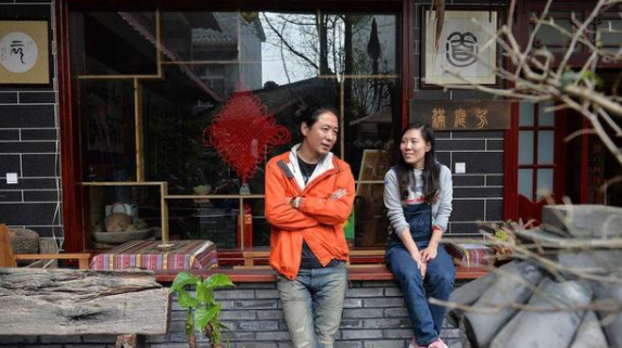 萌听小c姐|还记得6年前辞职去看世界的女教师吗？如今为生计，去讲脱口秀