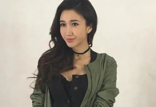 杨凯迪|没被徐峥捧红的她，却被黄渤“10秒钟”带火，“好身材”完美展示