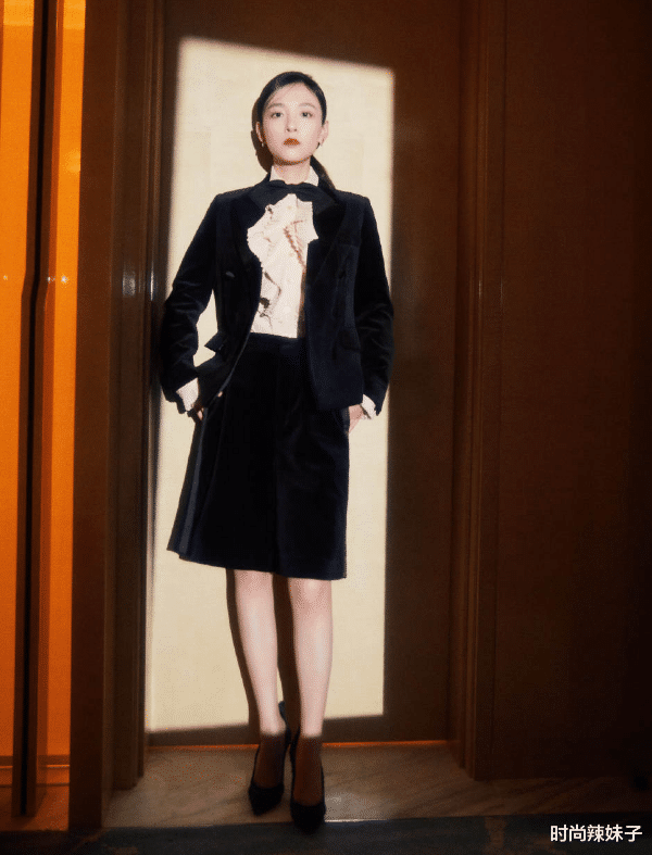 时尚辣妹子|吴倩新剧开机露面，纯素颜暴露真实容颜状态，这谁认得出