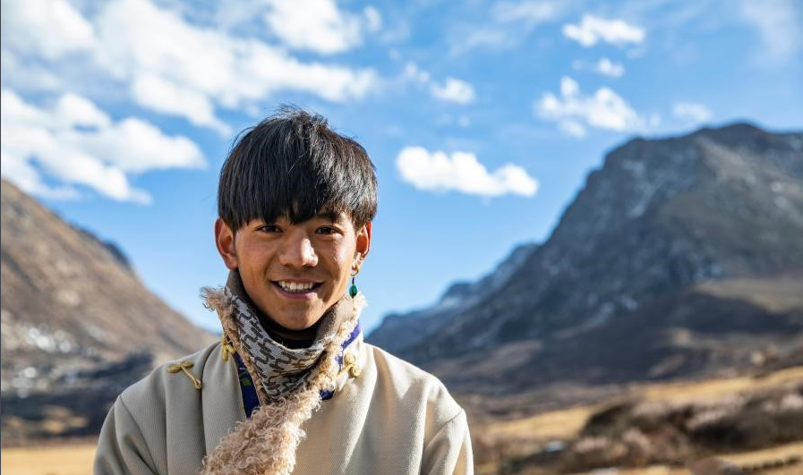 |丁真清纯颜值大翻车，眼神浑浊暗淡无光，身材发福似路人