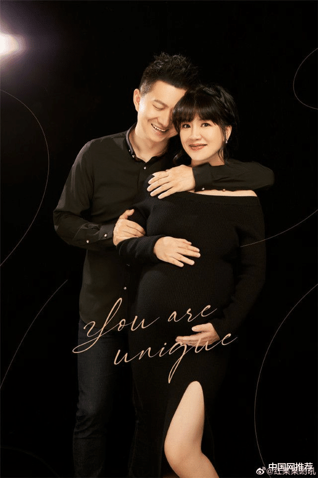 绿泡泡|主持人红果果怀二胎，挺孕肚拍全家福，嫁给老公绿泡泡已有11年