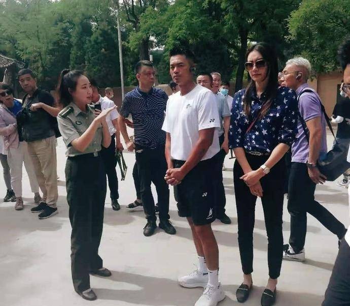 潮流新风|林丹娇妻真会保养，39岁身材还是小姑娘样，穿衣时髦气场不输超模