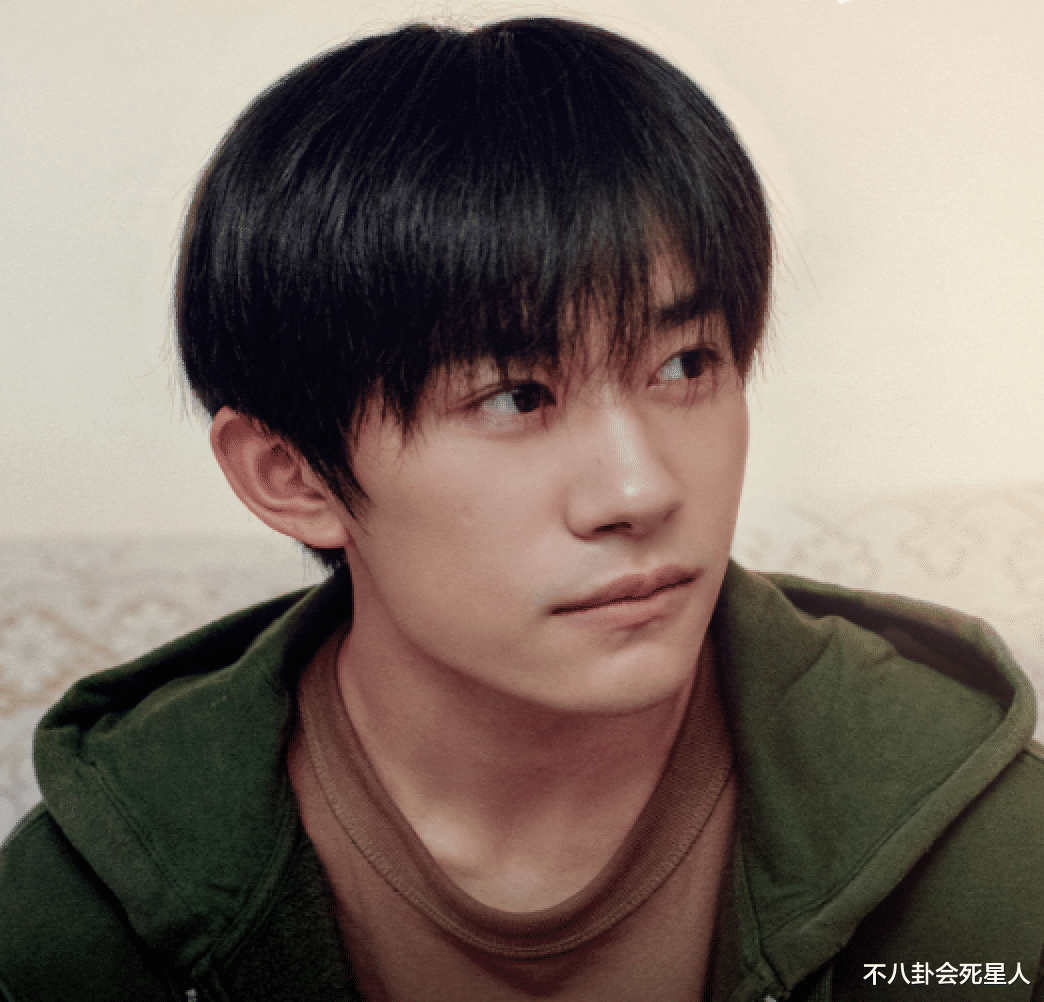 王源|TFBOYS颜值集体下跌，王源满脸痘千玺发腮，王俊凯也变奇怪