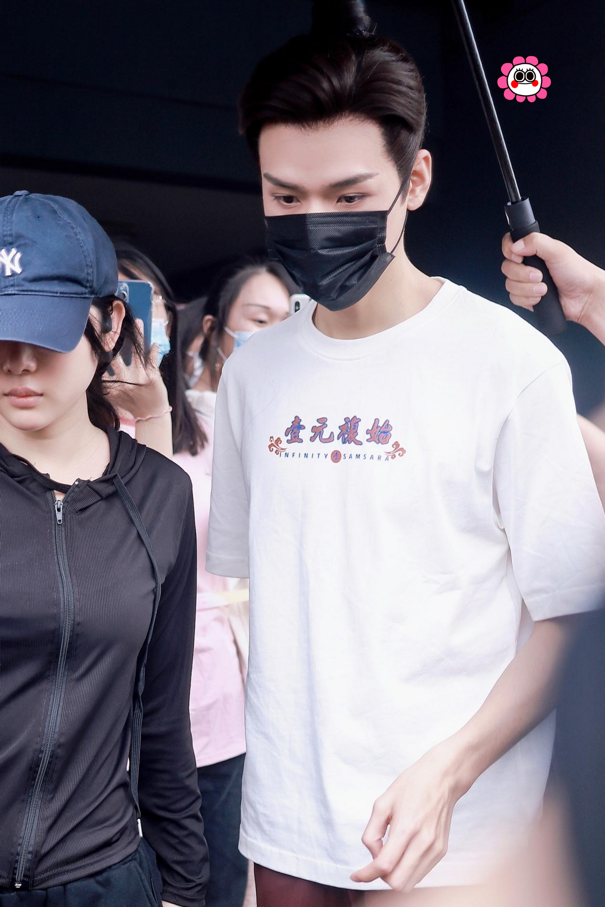 BiuVogue|龚俊虽然很火了，依旧穿百元国产短袖出门，怪不得路人缘这么好