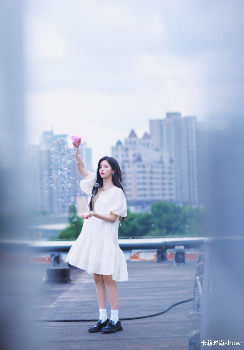 卡莉时尚show|杨超越太适合穿泡泡袖了，仙气中带着甜美，像误入凡尘的仙女
