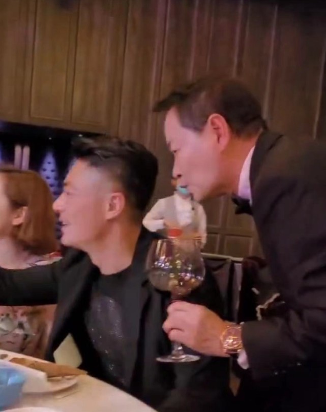 霍建华|霍建华为岳母寿宴撑场，遇豪门千金紧贴身体合影，面露尴尬浑身抗拒