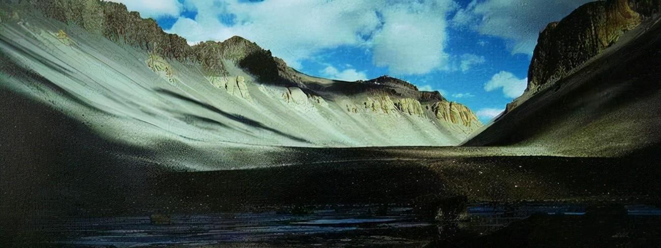 范达湖终年不结冰,水下温度偏高,科学家:疑似热源在水下