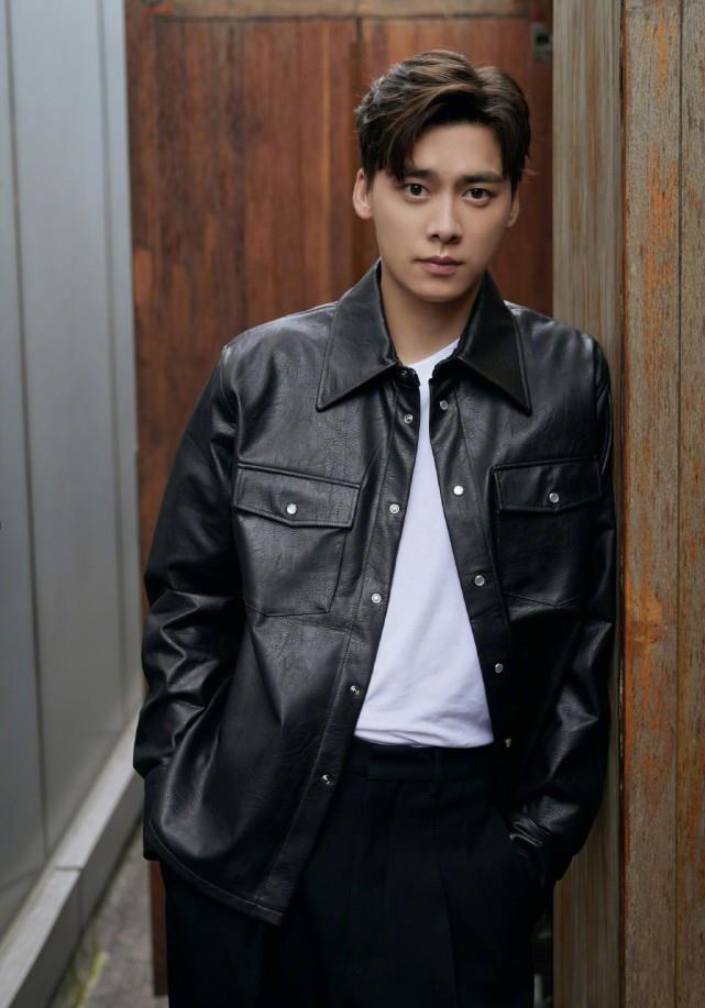 时尚百搭说 业内人称网剧男演员走红后要求后期修脸修头发,导致后期差点崩溃