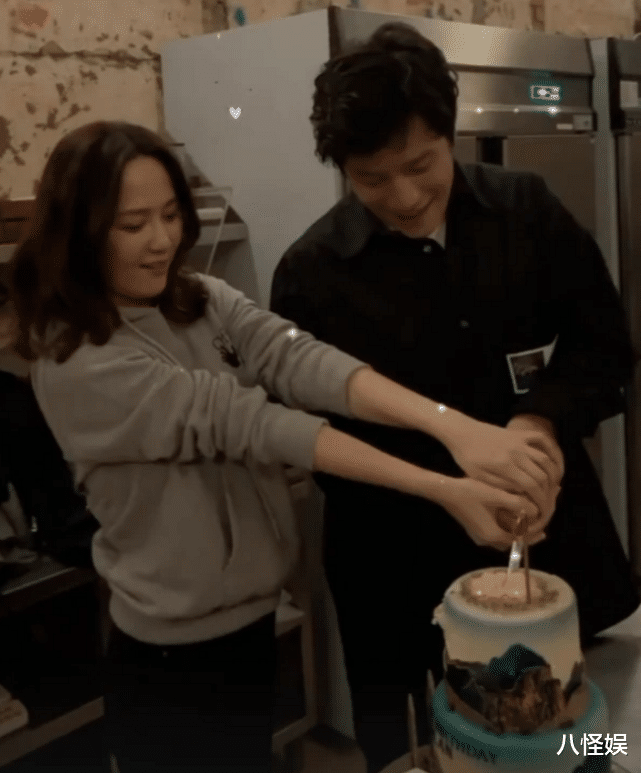 陈乔恩|陈乔恩和男友吃浪漫晚餐，换新发型捧手机臭美自拍，状态似小女生