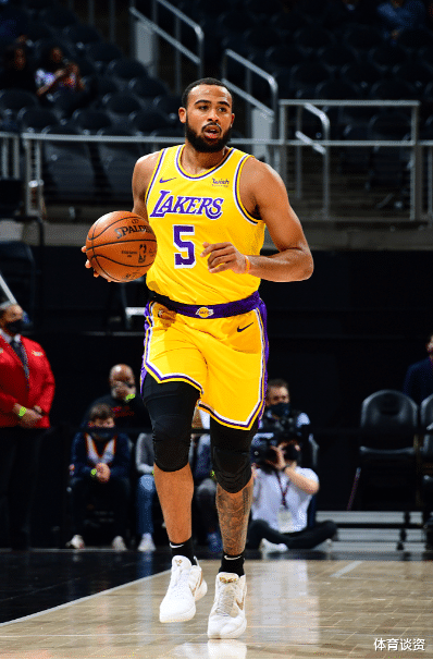 湖人隊(duì)|12中8！湖人再傻也知該用誰，17場比賽過去，360萬新援還是被棄用