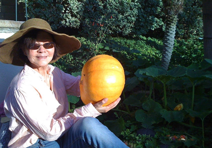 |77岁归亚蕾现状：一家人定居美国，全屋西式风格，门外还有大草坪