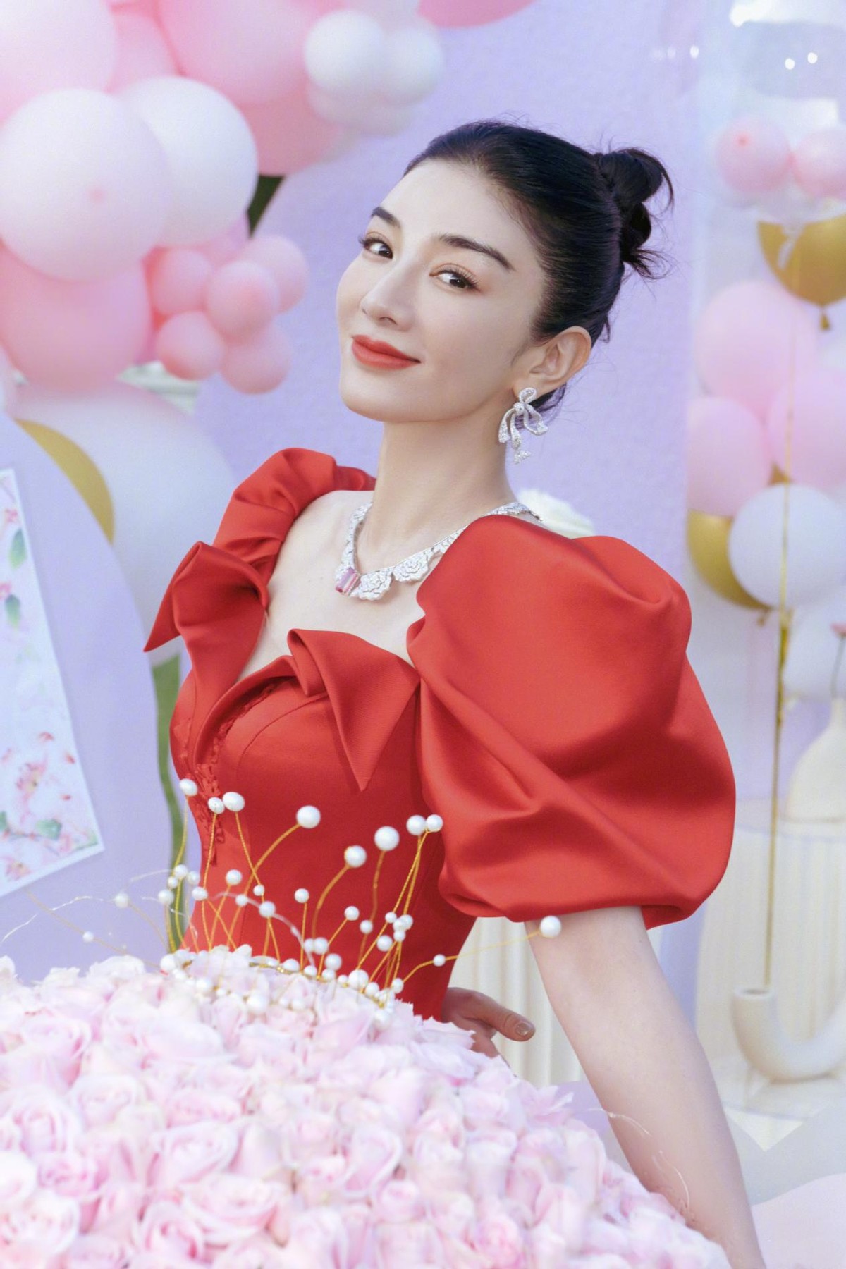 八只爪的猫|黄奕庆44岁生日，和女儿一起穿“公主裙”童心未泯，看着像姐妹俩