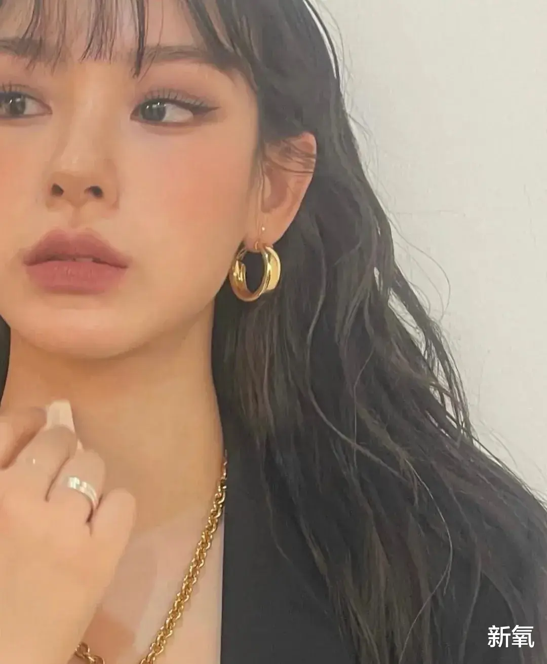 整形|一个抬眸就涨粉200万，她的恶女颜早已预定年度新晋整形模板了？