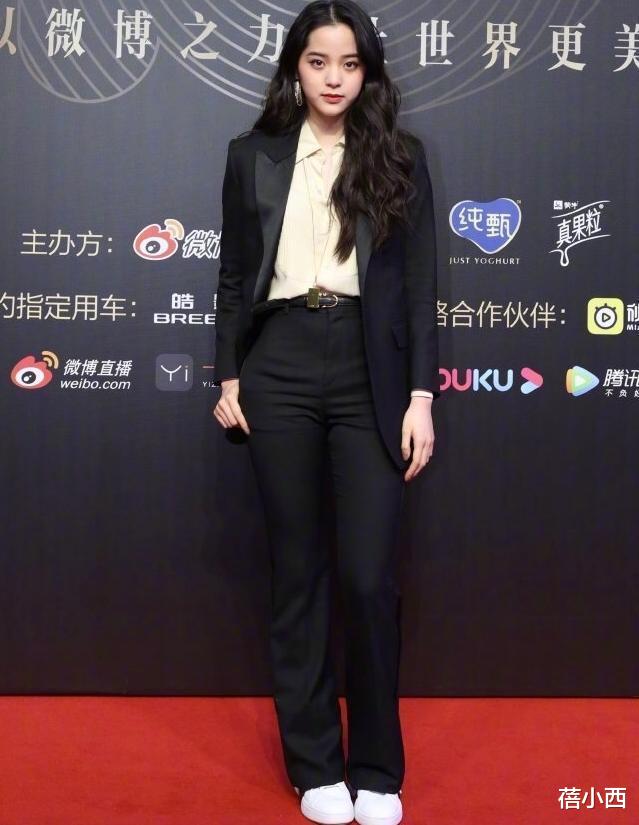 蓓小西|初秋出行怎么穿?欧阳娜娜手把手来教你,白色毛衣最百搭又时髦