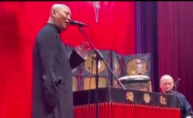 德云社|德云社藏龙卧虎，相声演员逗笑已经不新鲜，包袱最响的竟然是弦师