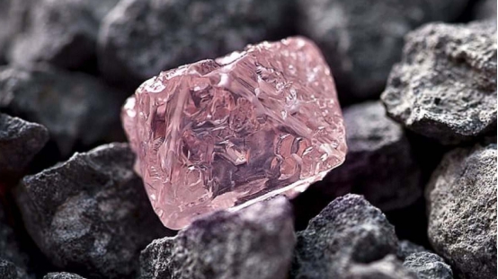 钻石 科学家发现：地球内部疑存在1000万亿吨钻石，为什么没人开采
