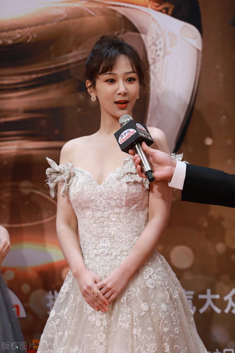 唐三|刘亦菲减肥成功穿深V网友怒赞，杨紫一甩浮肿美出新高度