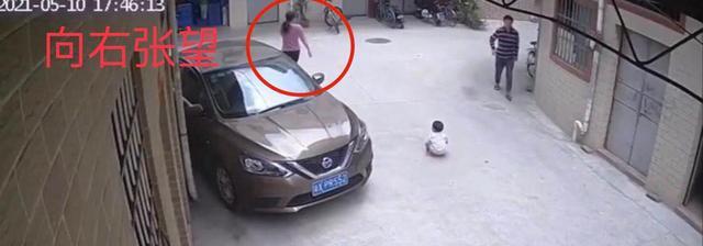 浪哥影视解说 佛山一幼童被粗心妈妈临时放在路中央,被刚巧经过的轿车碾压而过