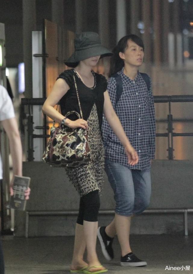 Ainee小屋|徐帆身上有了中年人的气质,穿豹纹裙配开衫短裤,几层搭配不累赘