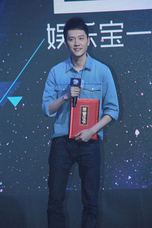 冯绍峰|冯绍峰的服装太实用了，设计简单但很百搭，有老公的都要来学学