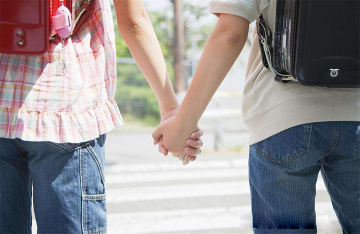 两口育儿|青春期会面临三方面的早熟,身为父母,该如何帮孩子平稳度过?