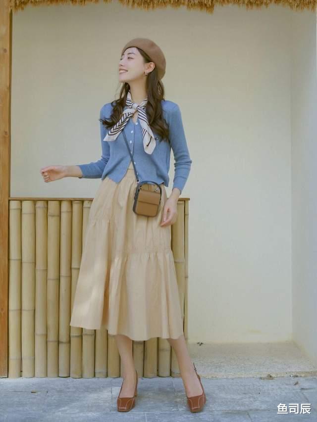 鱼司辰 女生博主秋冬穿搭指南，针织开衫搭配百褶半身裙，高贵优雅又温柔