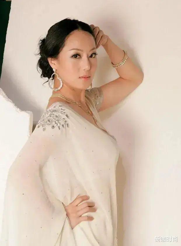 新咖时尚|章小蕙的“贵妇感”浑然天成，白色露腰裙加身，一个眼神风情万种