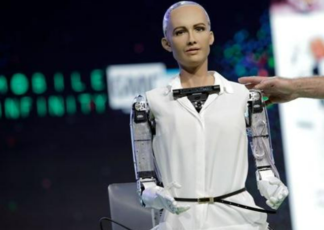 当年扬言摧毁人类的女机器人，现状如何？网友：啪啪打脸了